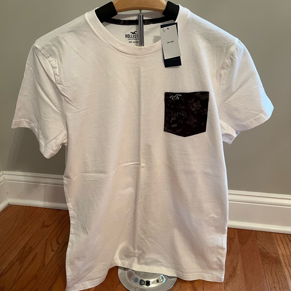 BRAND NEW WITH TAGS!! Hollister 🦅 Medium white tee florall detail on pocket